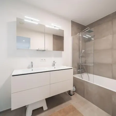 Daire Casiola - Modern New With Pool Access And Parking *