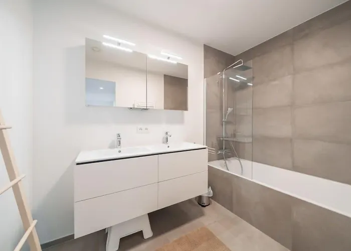 Daire Casiola - Modern New With Pool Access And Parking *