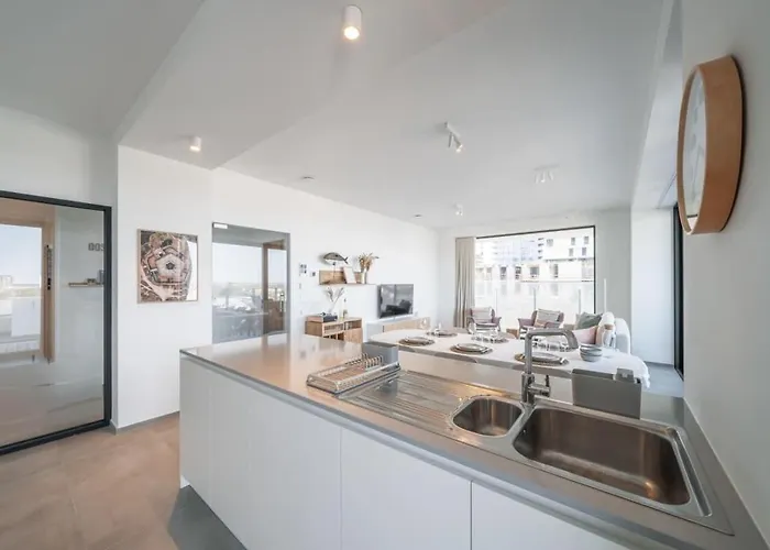 Casiola - Modern New With Pool Access And Parking *