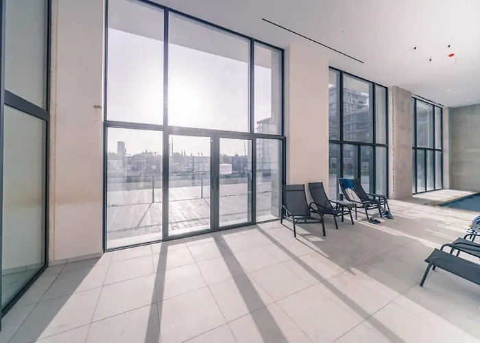 Casiola - Modern New With Pool Access And Parking *