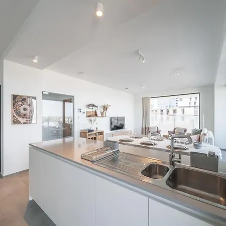 Casiola - Modern New With Pool Access And Parking *