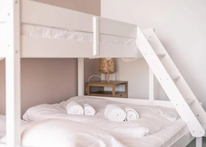 Lägenhet Casiola - Modern New With Pool Access And Parking