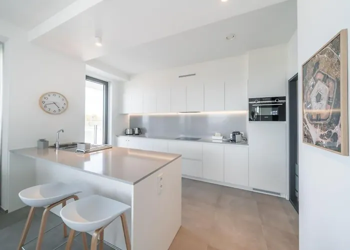 Lägenhet Casiola - Modern New With Pool Access And Parking