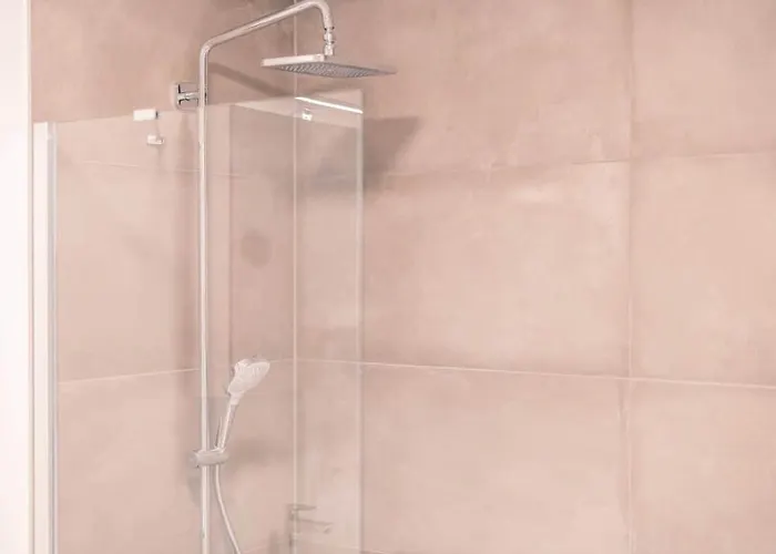 Casiola - Modern New With Pool Access And Parking *